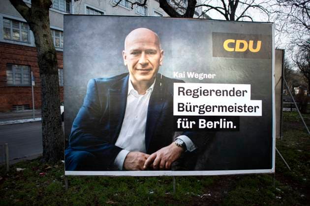 Kai Wegner, CDU Wahlplakat DEU, Deutschland, Germany, Berlin, 09.02.2023 Plakat der CDU mit Foto Kai Wegner, Spitzenkandidat der CDU, und Slogan Regierender Buergermeister fuer Berlin zur Wahl zum Abgeordnetenhaus zur Berliner Landtagswahl am 12. Februar in Berlin, Deutschland. Das Landesverfassungsgericht hat die Wahlen zum Abgeordnetenhaus und den Bezirksparlamenten vom September 2021 wegen zahlreicher Pannen fuer ungueltig erklaert und eine vollstaendige Wiederholung gefordert. en: Poster of the CDU with photo Kai Wegner, candidate the CDU Berlin, with slogan Governing Mayor of Berlin for the election to the House of Representatives for the Berlin state elections on February 12 2023 in Berlin, Germany. The State Constitutional Court has