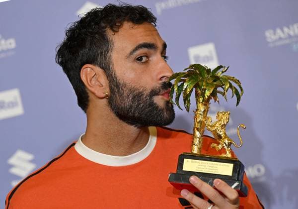 Bilder des Jahres 2023, Entertainment 02 Februar Entertainment Themen der Woche KW06 Entertainment Bilder des Tages February 12, 2023, SANREMO, ITALIA: Italian singer Marco Mengoni poses with the prize after winning the Sanremo Italian Song Festival, in Sanremo, Italy, 12 February 2023. The 73rd Festival Della Canzone Italiana music festival runs from 07 to 11 February 2023. ANSA ETTORE FERRARI. SANREMO ITALIA  - ZUMAa110 20230212_zaf_a110_165 Copyright: xEttorexFerrarix