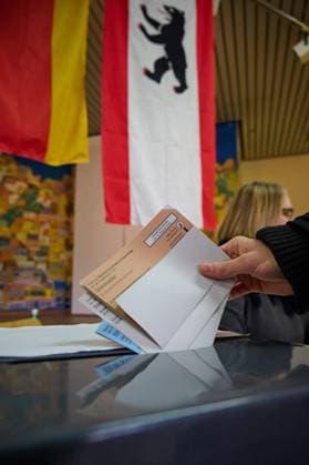 Politik Berlin Wiederholungswahl Wiederholungswahl zum Berliner Abgeordnetenhaus und den Bezirksverordnetenversammlungen am Sonntag den 12. Februar 2023. Die Wiederholungswahl war notwendig geworden, da es zu viele Unregelmaessigkeiten bei der Wahl am 25. September 2021 gegeben hatte. Im Bild: Abgabe der Stimmzettel in einem Kreuzberger Wahllokal. 12.2.2023, Berlin *** Politics Berlin Repeat election Repeat election to the Berlin House of Representatives and the district assemblies on Sunday 12 February 2023 The repeat election had become necessary because there had been too many irregularities in the election on 25 September 2021 In the picture delivery of ballots in a Kreuzberg polling station 12 2 2023, Berlin