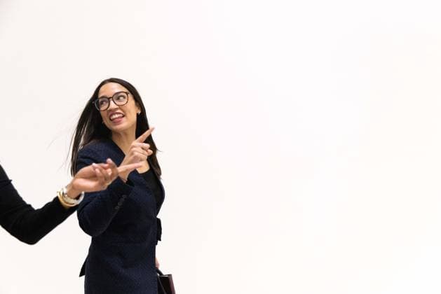 Berühmte Feministinnen, Alexandria Ocasio-Cortez February 8, 2023, Washington, District of Columbia, USA: United States Representative Alexandria Ocasio-Cortez (Democrat of New York) arrives to a meeting with Governor Kathy Hochul (Democrat of New York) and members of the New York Congressional delegation in the Rayburn House Office Building in Washington, D.C., Wednesday, Feb. 8, 2023. Washington USA  - ZUMAc306 20230208_zaa_c306_015 Copyright: xJuliaxNikhinsonx-xCnpx