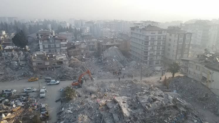 News Themen der Woche KW07 News Bilder des Tages An aireal view of destroyed buildings and rubble after an earthquake, in Antakya, in Turkey, on 13 February 2023. An earthquake with a magnitude of 7.7 rocked the southeastern Turkish province of Kahramanmaras early on February 6. Turkey s death toll has risen to 29,605 overnight the country s disaster agency said. ( Copyright: SerdarxOzsoyx-xDepoxPhotos 17843480