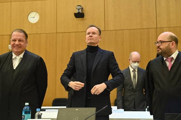 News Themen der Woche KW07 News Bilder des Tages Dr. Markus BRAUN (Angeklagter und Ex Vorstandsvorsitzender wirecard) betritt den Verhandlungssaal.Li:Rechtsanwalt Prof.Dr. Alfred DIERLAMM.Re:RA Nico WERNING. Hi:Oliver BELLENHAUS (Mitangeklagter und Kronzeuge). Strafverfahren gegen Markus BRAUN wegen des Verdachts des gewerbsmaessigen Bandenbetrugs wirecard vor dem Oberlandesgericht Muenchen OLG II am 13.02.2023. *** Dr Markus BRAUN defendant and ex CEO wirecard enters the hearing room Li Attorney Prof Dr Alfred DIERLAMM Re RA Nico WERNING Hi Oliver BELLENHAUS co-defendant and state witness Criminal proceedings against Markus BRAUN on suspicion of commercial gang fraud wirecard before the Munich Higher Regional Court OLG II on 13 02 2023
