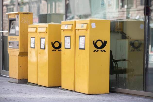 Deutsche Post *** German Post Die Deutsche Post AG mit Sitz in Bonn ist ein börsennotiertes Logistik- und Postunternehmen, das aus der früheren Behörde Deutsche Bundespost hervorging. Der Konzern tritt seit 2015 unter dem Namen Deutsche Post DHL Group auf. Im Bild: Briefkästen mit dem Logo der Deutschen Post. Stuttgart, Deutschland. 11.02.2023 *** German Post. Picture: Mailboxes of the German Post. Stuttgart, Germany. February 11th, 2023 Stuttgart 