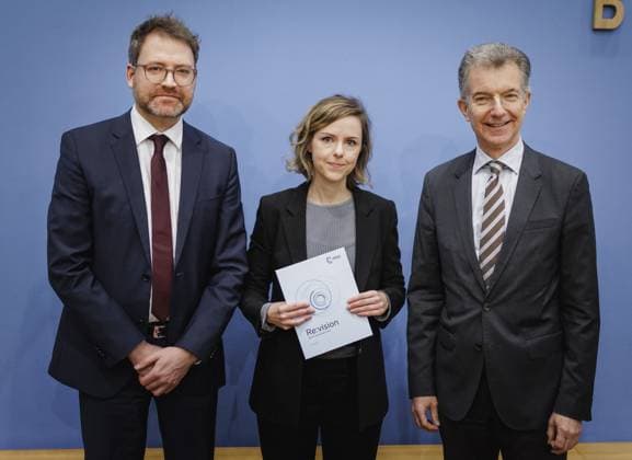 News Themen der Woche KW07 News Bilder des Tages (Von R-L)Botschafter Dr. Christoph Heusgen, MSC-Vorsitzender, Dr. Sophie Eisentraut, Co-Autorin, Head of Research & Publications der MSC, Dr. Tobias Bunde, Direktor of Research und Policy der MSC, aufgenommen im Rahmen der Bundespressekonferenz in Berlin, 13.02.2023. Berlin Deutschland *** By R L Ambassador Dr Christoph Heusgen, MSC Chair, Dr Sophie Eisentraut, Co Author, Head of Research Publications of MSC, Dr Tobias Bunde, Director of Research and Policy of MSC, recorded at the Federal Press Conference in Berlin, 13 02 2023 Berlin Germany. Copyright: xSebastianxRau photothek.dex