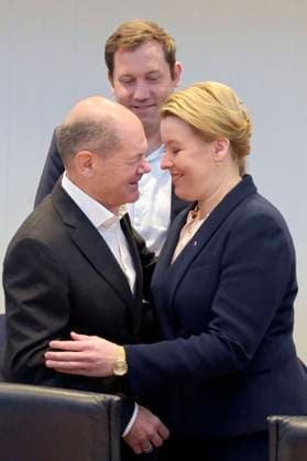 Olaf Scholz, Lars Klingbeil und Franziska Giffey bei den Gremiensitzungen der SPD nach der Abgeordnetenhauswahl im Willy-Brandt-Haus. Berlin, 13.02.2023 *** Olaf Scholz, Lars Klingbeil and Franziska Giffey at the committee meetings of the SPD after the elections to the House of Representatives at the Willy Brandt Haus Berlin, 13 02 2023 Foto:xF.xKernx xFuturexImage