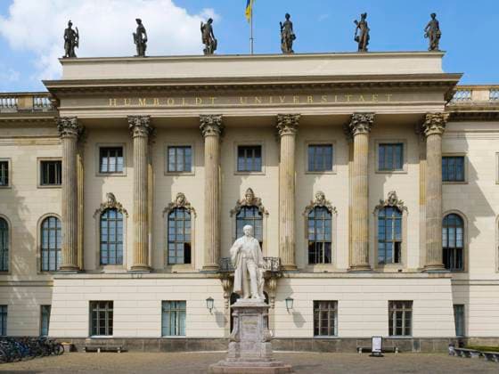  Humboldt Universität mit Hermann von Helmholtz Denkmal, Unter den Linden, Berlin, Deutschland, Europa *** Humboldt University with Hermann from Helmholtz Monument, at the lime trees, Berlin, Germany, Europe Copyright: imageBROKER/WilfriedxWirth ibldwh08788580.jpg