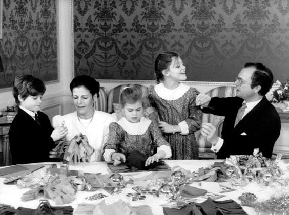 Stockholm 1988-12-16 Prins Carl Philip, drottning Silvia, prinsessan Madeleine, kronprinsessan Victoria och kung Carl XVI Gustaf julpysslar under den arliga julfotograferingen Stockholm Sverige x20360x *** Stockholm 1988 12 16 Prince Carl Philip, Queen Silvia, Princess Madeleine, Crown Princess Victoria and King Carl XVI Gustaf take part in the Christmas photo shoot Stockholm Sweden x20360x  Copyright: xLeifxRxJansson SvP TTx KUNGAFAMILJEN JULEN 1988