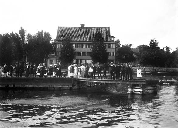 ARKIV 1915 Batbryggan och restaurangen i Furusund i Stockholms skärgard, Människorna pa bryggan väntar pa angbatens ankomst. The pier at Furusund in Stockholm archipelago. People wait for the steamboat. Furusund Sverige x1900x *** ARKIV 1915 The pier and the restaurant in Furusund in Stockholm archipelago People wait for the arrival of the steamboat The pier at Furusund in Stockholm archipelago People wait for the steamboat Furusund Sweden x1900x  Copyright: xTTxHistoricalx FURUSUND