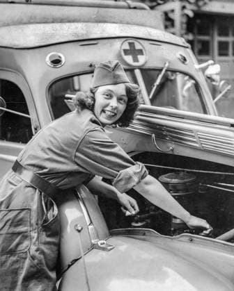 ARKIV 40-TAL Jane Horney mekar med motorn pa en ambulans under beredskapen under andra världskriget troligen 1940. Jane som ofta var i Tyskland och Danmark under andra världskriget tros ha likviderats och dumpats i havet fran en svensk fiskebat av den danska motstandsrörelsen, misstänkt för att ha samröre med nazityskland. x1060x *** ARCIV 40 TAL Jane Horney working on the engine of an ambulance during World War II preparedness, probably 1940 Jane, who was often in Germany and Denmark during World War II, is believed to have been liquidated and dumped into the sea from a Swedish fishing boat by the Danish resistance, suspected of having collaborated with Nazi Germany x1060x  Copyright: xBertilxNorbergx xTTx x JANE HORNEY