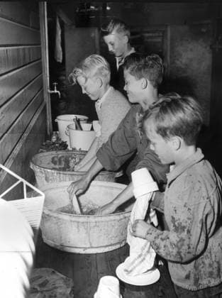 1954-07-24. Pojkar pa kollo diskar. x190x *** 1954 07 24 Boys at school disks x190x  Copyright: xPressensxBild TTx POJKAR DISKAR