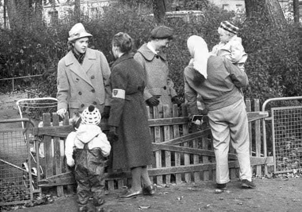 STOCKHOLM omkring 1950. Mammor lämnar sina barn till parklekstanterna. STOCKHOLM SVERIGE PB-KOD:190 x190x *** STOCKHOLM around 1950 Mothers leave their children at the park playgrounds STOCKHOLM SWEDEN PB KOD 190 x190x  Copyright: xPressensxBild TTx PARKLEK