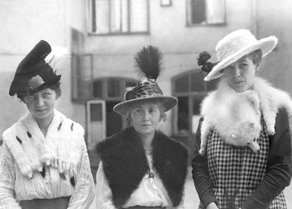 ARKIV 1917 Mannekänger visar upp arets hattmode för damer Stockholm Sverige x1900x *** ARKIV 1917 Mannequins show off this years hat fashion for ladies Stockholm Sweden x1900x  Copyright: xTTxHISTORICALx HATTMODE