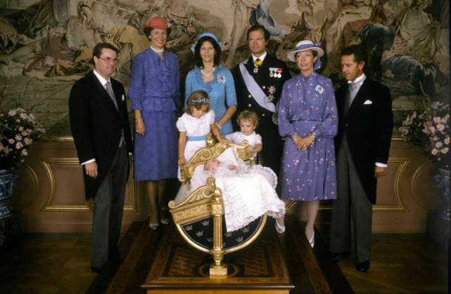 ARKIV 1982-08-31 Gruppfoto med svenska kungafamiljen och faddrarna pa Stockholms slott 31:a augusti 1982, efter dopceremonin för prinsessan Madeleine. Fr. v: Prins Andreas von Sachsen-Coburg och Gotha, prinsessan Benedikte av Danmark, drottning Silvia, kung Carl XVI Gustaf, prinsessan Christina och Walther Sommerlath. Framför vaggan kronprinsessan Victoria och prins Carl Philip samt prinsessan Madeleine i vaggan. Stockholm Sverige x1001x *** ARCHIVE 1982 08 31 Group photo with the Swedish Royal Family and the godparents at Stockholm Palace 31 August 1982, after the christening ceremony for Princess Madeleine From left Prince Andreas von Sachsen Coburg and Gotha, Princess Benedikte of Denmark, Queen Silvia, King Carl XVI Gustaf, Princ  Copyright: xJanxCollsiööx xTT x DROTTNING SILVIA FYLLER 75 AR