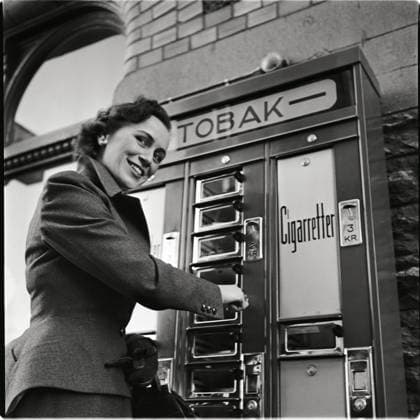 STOCKHOLM 1949-03-19 Kvinna vid tobaksautomat. Fotograf okänd STOCKHOLM SVERIGE x1900x *** STOCKHOLM 1949 03 19 Woman at tobacco vending machine Photographer unknown STOCKHOLM SWEDEN x1900x  Copyright: xFotografxokändx TOBAKSAUTOMAT