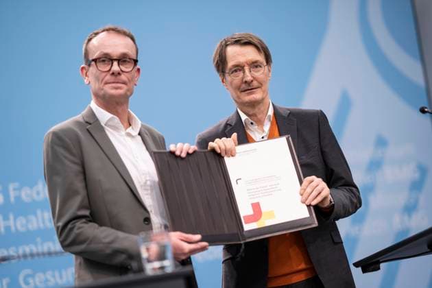 News Themen der Woche KW07 News Bilder des Tages Übergabe Bericht der Regierungskommission für eine moderne und bedarfsgerechte Krankenhausversorgung und Notfallversorgung an den Bundesgesundheitsminister - Karl Lauterbach, Bundesgesundheitsminister (rechts) mit Prof. Dr. med. Tom Bschor, Leiter und Koordinator der Regierungskommission;Übergabe Bericht der Regierungskommission für eine moderne und bedarfsgerechte Krankenhausversorgung und Notfallversorgung an den Bundesgesundheitsminister - Karl Lauterbach, Bundesgesundheitsminister (rechts) mit Prof. Dr. med. Tom Bschor, Leiter und K, Berlin Berlin Deutschland BMG, Mauerstraße 29 *** Handover report of the government commission for modern and needs-based hospital care and emergency care to the Federal Minister of Health Karl Lauterb