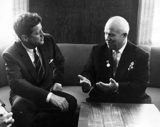 ARKIV -19610604 President John F Kennedy och Nikita Crustjov möts pa Sovjets ambassad i Wien x450x *** ARCHIVE 19610604 President John F Kennedy and Nikita Khrushchev meet at the Soviet Embassy in Vienna x450x  Copyright: xUPIx KENNEDY- CHRUSTJOV
