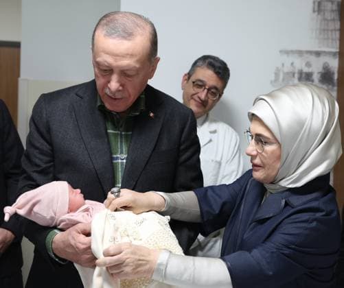 News Themen der Woche KW07 News Bilder des Tages Turkey s President Recep Tayyip Erdogan and his wife Emine Erdogan visit wounded and rescued people at Basaksehir Cam and Sakura State Hospital in Istanbul Turkey s President Recep Tayyip Erdogan and his wife Emine Erdogan visit wounded and rescued people at Basaksehir Cam and Sakura State Hospital in Istanbul, on February 13, 2023 a week after an earthquake devastated parts of Turkey and Syria. Photo by Turkish presidency apaimages Istanbul Istanbul Turkey 130223_Turkey_TPO_00 (2) Copyright: xapaimagesxTurkishxpresidencyx xapaimagesx