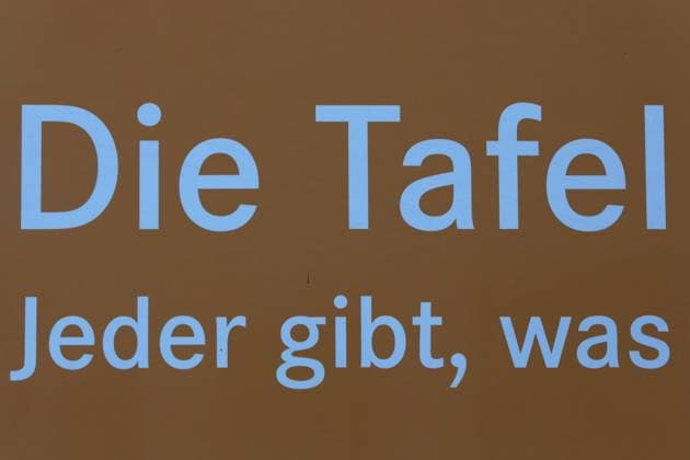 Vor-Ort-Pressetermin am Donnerstag (02.02.2023) in der Hanse- und Universitätsstadt Rostock bei der Tafel der Rostocker Stadtmission. Die örtliche Tafel erhielt im Verlauf des Tages eine Zuwendung des Landes aus dem aktuellen Härtefallfonds in Höhe von 40.000 Euro. Die regionale Tafel unterstützt täglich 5000 Menschen an 16 Ausgabestellen. Die Zahl der Kunden ist dabei in den zurückliegenden Monaten immer weiter gewachsen. Mit der ausgereichten Unterstützung ist es der Tafel nun möglich, die besonderen Mehraufwendungen durch die derzeitige Energiekrise abzufedern sowie die bisher geleistete Arbeit erfolgreich fortzusetzen. Im Rahmen dieser werden von den Helfern der Rostocker Tafel täglich zwischen vier bis sechs Tonnen Lebensmittel von run
