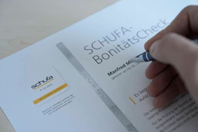 Symbolbild Schufa Eintrag und Bonitaet Symbolfoto und Themenbild des Schufa Bonitaetscheck und Schufa Eintrag zur Eroeffnung und Abschloss von Konto und Mietvertrag Koeln Nordrhein-Westfalen Deutschland *** Symbol image Schufa entry and credit rating symbol photo and theme image of Schufa credit rating check and Schufa entry for opening and closing of account and rental agreement Cologne North Rhine Westphalia Germany