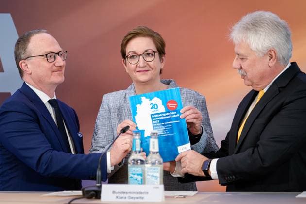 News Themen der Woche KW07 News Bilder des Tages Pressekonferenz der ZIA Die Immobilienwirtschaft zur Vorstellung des Fruehjahrsgutachten 2023 Aktuell, 14.02.2023, Berlin, Prof. Dr. Dr. h.c. Lars P. Feld Professor fuer Wirtschaftspolitik an der Universitaet Freiburg, Bundesministerin fuer Wohnen, Stadtentwicklung und Bauwesen Klara Geywitz und Dr. Andreas Mattner deutscher Manager, Lobbyist der Immobilienwirtschaft mit dem Fruehjahrsgutachtens in Haenden bei der Pressekonferenz der ZIA Die Immobilienwirtschaft zur Vorstellung des Fruehjahrsgutachtens 2023 Berlin Berlin Deutschland *** Press conference of the ZIA The real estate industry to present the spring report 2023 Current, 14 02 2023, Berlin, Prof Dr Dr h c Lars P field Professor of Economic Policy at the University of Freiburg,