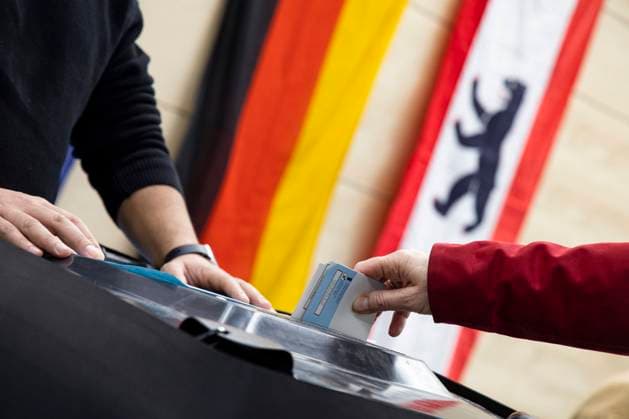 Abstimmung in einem Wahllokal in Kreuberg in Berlin am 12. Februar 2023. Berlin Wahl 2023 *** Voting at a polling station in Kreuberg in Berlin on 12 February 2023 Berlin Election 2023