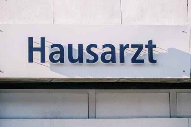 Düsseldorf 14.02.2023 Hausarzt Arztschild Praxisschild medizinische Nahversorgung Hausarztpraxis Freiberufler Studium Medizinstudium Numerus Clausus Hausarztmodell Gesundheitssystem gestzliche Krankenversicherung GKV Krankenversichertenkarte Allgemeinmedizin Allgemeinmediziner Kassenärztliche Vereinigung Privatpatient Gesundheitsversorgung Kassenpatient Düsseldorf Nordrhein-Westfalen Deutschland *** Duesseldorf 14 02 2023 family doctor physician sign medical local supply family practice freelancer study medicine study numerus clausus family doctor model health system legal health insurance GKV health insurance card general medicine general practitioner cash medical association private patient health care cash patient Duesseldorf North
