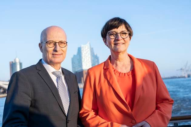 News Themen der Woche KW07 News Bilder des Tages SPD-Parteivorsitzende besucht Hamburg und den Hamburger Hafen - Saskia Esken, Vorsitzende der SPD, und Peter Tschentscher, Erster Bürgermeister sowie amtierender Bundesratsvorsitzender, auf einer Barkassenfahrt durch den Hamburger Hafen;SPD-Parteivorsitzende besucht Hamburg und den Hamburger Hafen - Saskia Esken, Vorsitzende der SPD, und Peter Tschentscher, Erster Bürgermeister sowie amtierender Bundesratsvorsitzender, auf einer Barkassenfahrt durch den Hamburger Hafen, Hamburg Hamburg Deutschland Hamburger Hafen *** SPD party chairwoman visits Hamburg and the Port of Hamburg Saskia Esken, chairwoman of the SPD, and Peter Tschentscher, First Mayor as well as acting Chairman of the Bundesrat, on a launch trip through the Port of Hamburg SP