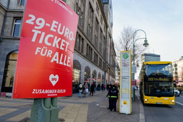 29 EURO Ticket fuer alle SPD Berlin Wahlplakat der SPD mit 29 EURO Ticket fuer alle des oeffentlichen Nahverkehr wird im Rahmen dese aktuellen Wahlergebnis in weiter ferne gerueckt sein, hier Wahlplakat mit Bus und Bushaltestelle im Hintergrund Deutschland *** 29 EURO ticket for all SPD Berlin election poster of the SPD with 29 EURO ticket for all of the public transport will be in the context of thee current election results in the far distance moved, here election poster with bus and bus stop in the background Germany