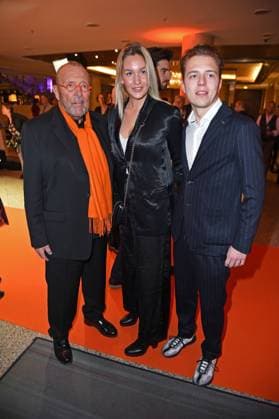 Leonhard R. Mueller (Askania), Joel Beckenbauer mit Freundin Jessica Martl beim ASKANIA AWARD 2023 im Berlin Capital Club in Berlin am 14.02.2023