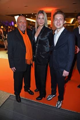 Leonhard R. Mueller (Askania), Joel Beckenbauer mit Freundin Jessica Martl beim ASKANIA AWARD 2023 im Berlin Capital Club in Berlin am 14.02.2023