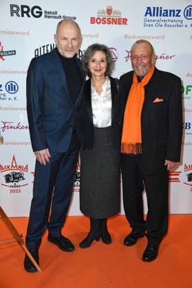 Götz Schubert mit Ehefrau Simone Witte, Leonhard R. Mueller (Askania) beim ASKANIA AWARD 2023 im Berlin Capital Club in Berlin am 14.02.2023