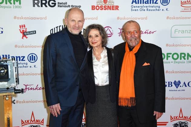 Götz Schubert mit Ehefrau Simone Witte, Leonhard R. Mueller (Askania) beim ASKANIA AWARD 2023 im Berlin Capital Club in Berlin am 14.02.2023