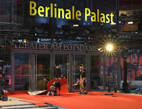 Entertainment Bilder des Tages (230215) -- BERLIN, Feb. 15, 2023 -- Workers install red carpets in front of Berlinale Palast in Berlin, Germany, Feb. 14, 2023. The 73rd Berlin International Film Festival will be held from Feb. 16 to 26. ) GERMANY-BERLIN-THE 73RD BERLINALE-PREPARATIONS RenxPengfei 