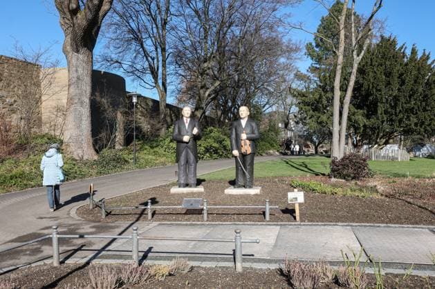 Statuen von den in Siegen geborenen Musikern Fritz Busch und Adolf Busch im Schlossgarten am Oberen Schloss in Siegen Schlossgarten am 13.03.2023 in Siegen Deutschland. *** Statues of Siegen-born musicians Fritz Busch and Adolf Busch in the castle garden at the Upper Castle in Siegen castle garden on 13 03 2023 in Siegen Germany