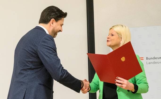 20230215 Bestellung des neuen Direktors des Heeresgeschichtlichen Museums WIEN, OESTERREICH - 15. FEBRUAR: Neuer Direktor des Heeresgeschichtlichen Museums Georg Hoffmann und Verteidigungsministerin Klaudia Tanner (OEVP) bei der Uebergabe des Dekrets durch die Verteidigungsministerin an den neuen Direktors des Heeresgeschichtlichen Museums in der Rossauer Kaserne am 15. Februar, 2023 in Wien, Oesterreich. 230215_SEPA_32_001 Copyright: xMartinxJuenx SEPAxMedia