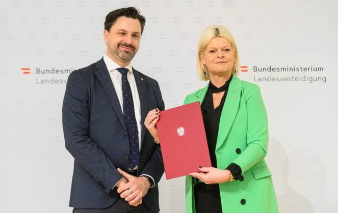20230215 Bestellung des neuen Direktors des Heeresgeschichtlichen Museums WIEN, OESTERREICH - 15. FEBRUAR: Neuer Direktor des Heeresgeschichtlichen Museums Georg Hoffmann und Verteidigungsministerin Klaudia Tanner (OEVP) bei der Uebergabe des Dekrets durch die Verteidigungsministerin an den neuen Direktors des Heeresgeschichtlichen Museums in der Rossauer Kaserne am 15. Februar, 2023 in Wien, Oesterreich. 230215_SEPA_32_002 Copyright: xMartinxJuenx SEPAxMedia
