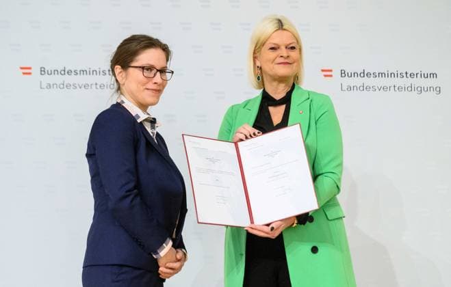 20230215 Bestellung des neuen Direktors des Heeresgeschichtlichen Museums WIEN, OESTERREICH - 15. FEBRUAR: Neue Leiterin fuer Administeration und Betrieb Stephanie Pracherstorfer und Verteidigungsministerin Klaudia Tanner (OEVP) bei der Uebergabe des Dekrets durch die Verteidigungsministerin in der Rossauer Kaserne am 15. Februar, 2023 in Wien, Oesterreich. 230215_SEPA_32_005 Copyright: xMartinxJuenx SEPAxMedia