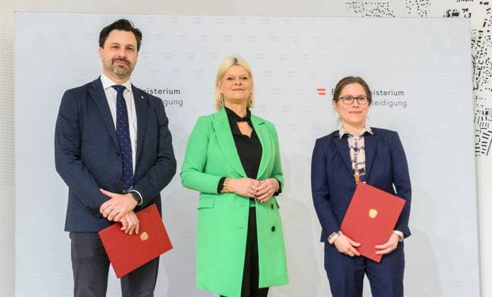 20230215 Bestellung des neuen Direktors des Heeresgeschichtlichen Museums WIEN, OESTERREICH - 15. FEBRUAR: Neuer Direktor des Heeresgeschichtlichen Museums Georg Hoffmann, Verteidigungsministerin Klaudia Tanner (OEVP) und die neue Leiterin fuer Administeration und Betrieb Stephanie Pracherstorfer bei der Uebergabe des Dekrets durch die Verteidigungsministerin in der Rossauer Kaserne am 15. Februar, 2023 in Wien, Oesterreich. 230215_SEPA_32_006 Copyright: xMartinxJuenx SEPAxMedia