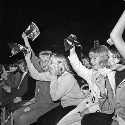 ARKIV 1964-07-28 Hänförda Beatlesfans i publiken när den brittiska popgruppen The Beatles uppträder pa Johanneshovs Isstadion i Stockholm 28:e juli 1964. Stockholm Sverige x1047x *** ARCHIVE 1964 07 28 Devoted Beatles fans in the audience when the British pop group The Beatles performs at Johanneshovs Isstadion in Stockholm July 28th 1964 Stockholm Sweden x1047x  Copyright: xFreddyxLindströmx xTTx x BEATLES-STOCKHOLM 1964