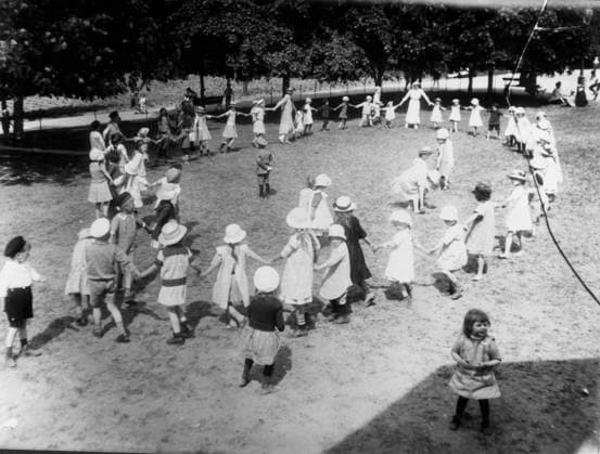 ARKIV 1910-tal Barn dansar ringdans i Humlegarden. STOCKHOLM SVERIGE PB-KOD:194 x194x *** ARKIV 1910s Children dancing the ring dance in Humlegarden STOCKHOLM SWEDEN PB KOD 194 x194x  Copyright: xTTx BARN DANSAR RINGDANS
