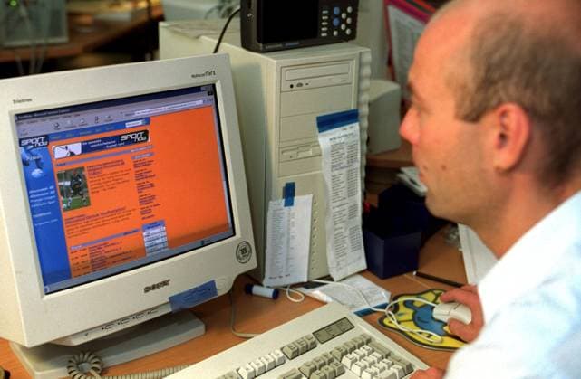 SCANPIX SWEDEN, 1999-08-17. Man som surfar pa sportsiten Sport Now pa Internet. Han sitter pa sin arbetsplats vid ett skrivbord med dator och bildskärm. Han haller i en mus. x60080x *** SCANPIX SWEDEN, 1999 08 17 Man surfing the sports site Sport Now on the Internet He is sitting at his workplace at a desk with a computer and monitor He is holding a mouse x60080x  Copyright: xMajaxSuslin TTx 60080