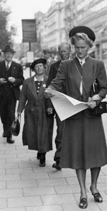 I Sverige hade den sista augustiveckan 1939 präglats av en kraftig värmebölja. Men pa torsdagskvällen, fredens sista dag, tornade aska upp sig vid horisonten med nästan övertydlig symbolik. Nazi-Tyskland invaderade Polen med en blixtattack, vilket blev upphov till andra världskriget. Kriget skulle paga i sex ar och skörda nästan 60 miljoner människoliv. ARKIV STOCKHOLM 19390903. Andra världskriget är nagra dagar gammalt och pa Vasagatan i Stockholm läser en ung kvinna Svenska Dagbladets extrablad om den senaste krigsutvecklingen. Stockholm Sverige x11014x *** In Sweden, the last weekend of August 1939 had been marked by a heavy heat wave But on Thursday evening, the last day of peace, ash loomed on the horizon with a  Copyright: xSvDx xTTx x TT-Andravärldskriget