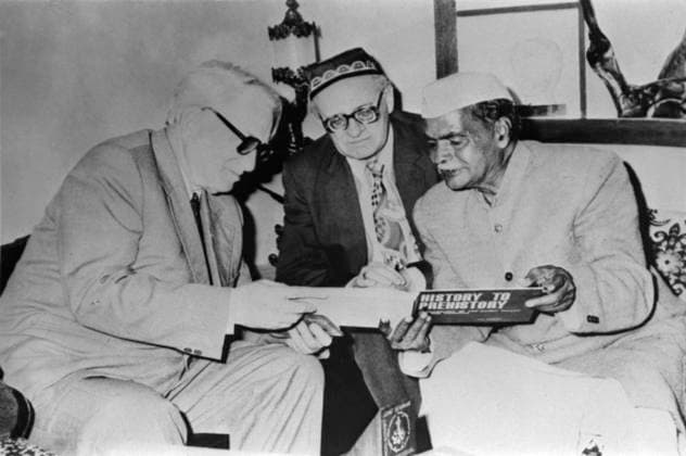 Archaeologist Vadim Masson 8366601 17.09.1990 Left: Director of the State Hermitage Boris Piotrovsky, Soviet and Russian archaeologist, doctor of historical sciences Vadim Masson with an Indian colleague. Turkmen SSR. Alexey Varfolomeev Moscow Turkmenistan  Copyright: xAlexeyxVarfolomeevx