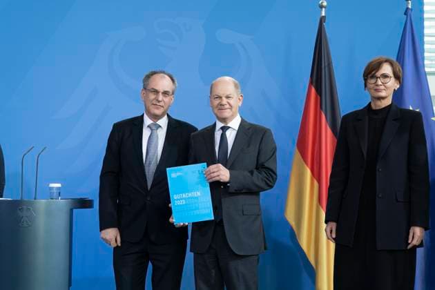 News Themen der Woche KW07 News Bilder des Tages Übergabe Gutachten 2023 der Expertenkommission Forschung und Innovation EFI an den Bundeskanzler - Olaf Scholz, Bundeskanzler, Bettina Stark-Watzinger, Bundesministerin für Bildung und Forschung mit Bettina Stark-Watzinger, Bundesministerin für Bildung und Forschung, Uwe Cantner, Vorsitzender und Professor für Volkswirtschaftslehre und Mikroökonomik an der Friedrich-Schiller-Universität Jena, bei der Übergabe des Gutachtens, mit Bettina Stark-Watzinger, Bundesministerin für Bildung und Forschung;Übergabe Gutachten 2023 der Expertenkommission Forschung und Innovation EFI an den Bundeskanzler - Olaf Scholz, Bundeskanzler mit Uwe Cantner, Vorsitzender und Professor für Volkswirtschaftslehre und Mikroökonomik an der Friedrich-Schiller-Universität, Berlin Berlin Deutschland Bundeskanzleramt *** Handover of Report 2023 of the Expert Commission on Research and Innovation E