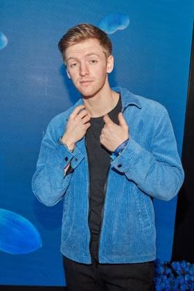 Timur Bartels - Verleihung des Blaue Blume Award 2023 von Romance TV in THE REED in Berlin am 15.02.2023. Blaue Blume Award 2023