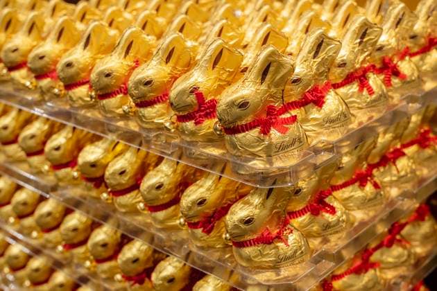 News Themen der Woche KW07 News Bilder des Tages Lindt Goldhasen, Schoko-Osterhasen im Regal eines Supermarktes, München, 15.02.2023 Deutschland, München, 15.02.2023, Schokoladen Osterhasen von Lindt, Goldhasen mit roter Schleife und Glöckchen, , Schokolade, viele Schoko-Osterhasen aufgereiht in einem Supermarkt, Schokofiguren verpackt in bunte Aluminiumfolie, Süßigkeiten, Süßwaren, Saisonartikel, Osterartikel, Symbolfoto Ostern, *** Lindt gold bunnies, chocolate Easter bunnies on the shelf of a supermarket, Munich, 15 02 2023 Germany, Munich, 15 02 2023, chocolate Easter bunnies by Lindt, gold bunnies with red bow and bells, , chocolate, many chocolate Easter bunnies lined up in a supermarket, chocolate figures wrapped in colorful aluminum foil, candy, confectionery, seasonal item