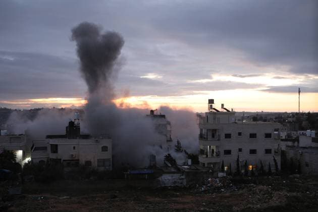 Bilder des Jahres 2023, News 02 Februar News Themen der Woche KW07 News Bilder des Tages An explosion is seen as the Israeli army demolishes the house of a Palestinian man who carried out a shooting attack in the Jewish settlement of Kiryat Arba An explosion is seen as the Israeli army demolishes the house of a Palestinian man who carried out a shooting attack in the Jewish settlement of Kiryat Arba, in the West Bank city of Hebron, on February 16,2023. Israeli forces early Thursday exploded the house of Mohammad Kamal Jabari, a 35-year-old Palestinian who was shot dead last October by the forces outside the illegal Israeli settlement of Kiryat Arba. Photo by Mamoun Wazwaz Hebron West Bank Palestinian Territory 160223_HEBRON_MW_00 (10) Copyright: xapaimagesxMamounxWazwazx xapaimagesx