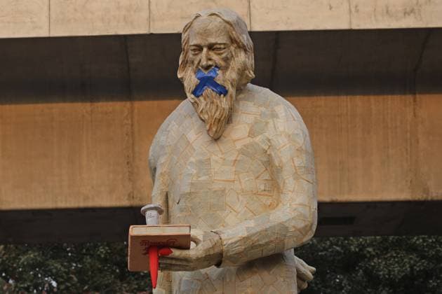 Tagore Sculpture In DU Campus Protesting Censorship A protest sculpture that depicts Poet Rabindranath Tagore with his mouth taped and holding a book that has been closed by a nail is set on the foot of the Raju Memorial Sculpture at the entrance of the book fair at Dhaka University s TSC to protest against the recent incidents of censorship and repression in Bangladesh. The sculpture intended to raise awareness about the importance of freedom of speech and expression. It will remain in place until the end of February. February 16, 2023, Dhaka, Bagladesh.. Dhaka Dhaka Bangladesh Copyright: xHabiburxRahmanx