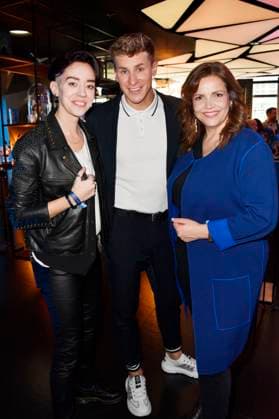 Gast, Lukas Sauer und Rebecca Immanuel bei der Verleihung des Blaue Blume Award 2023 im The Reed. Berlin, 15.02.2023