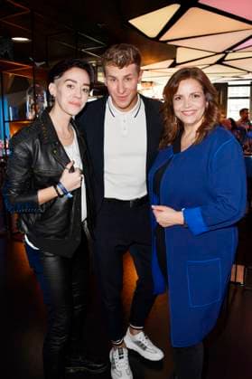 Gast, Lukas Sauer und Rebecca Immanuel bei der Verleihung des Blaue Blume Award 2023 im The Reed. Berlin, 15.02.2023